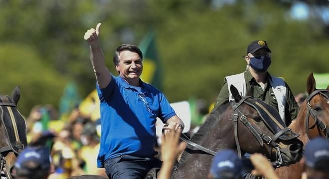 Bolsonaro é recebido na festa do Peão em Barretos aos gritos de ‘mito’