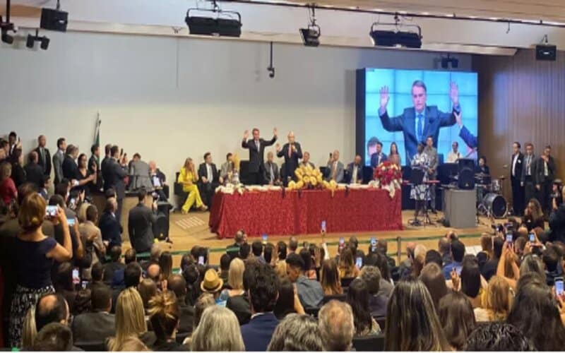 Bolsonaro participa de culto evangélico organizado por parlamentares na Câmara
