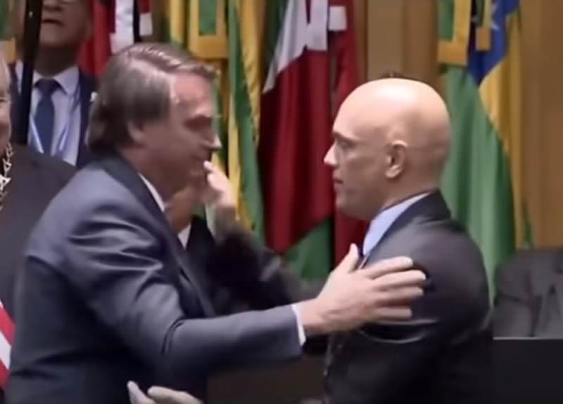 Encontro entre Bolsonaro e Moraes é marcado por convite e troca de presentes