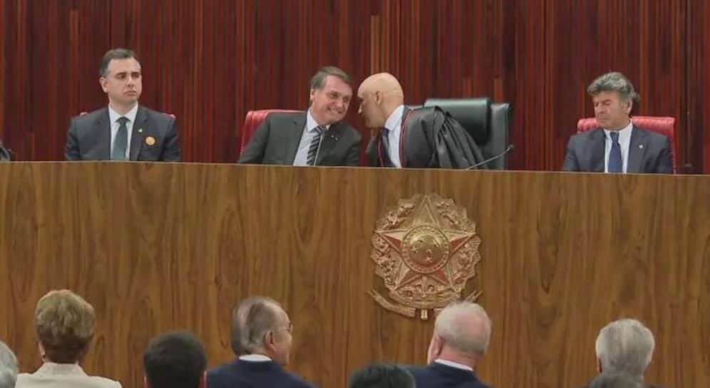 Bolsonaro e Moraes sentam lado a lado, cochicham e riem em posse no TSE