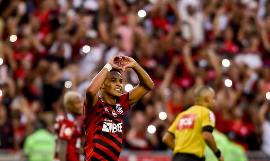 Flamengo goleia Athletico-PR e segue à caça do líder Palmeiras no Brasileiro