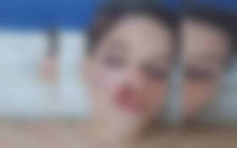 Criança é atropelada por ônibus na calçada ao sair da escola