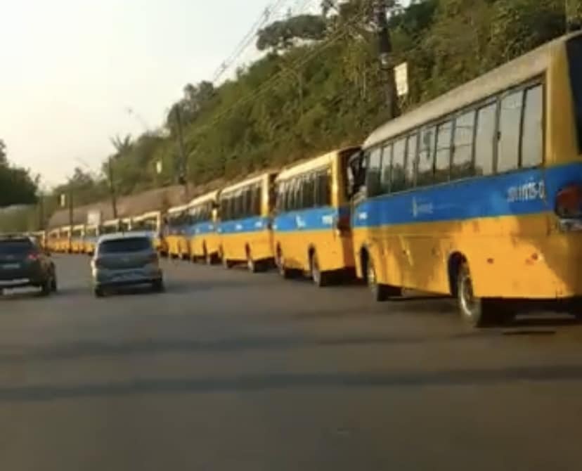 Vídeo: ‘amarelinhos’ paralisam serviço e causam congestionamento na zona leste