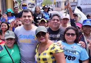 Saullo Vianna é recebido com festa durante caminhada no Jorge Teixeira