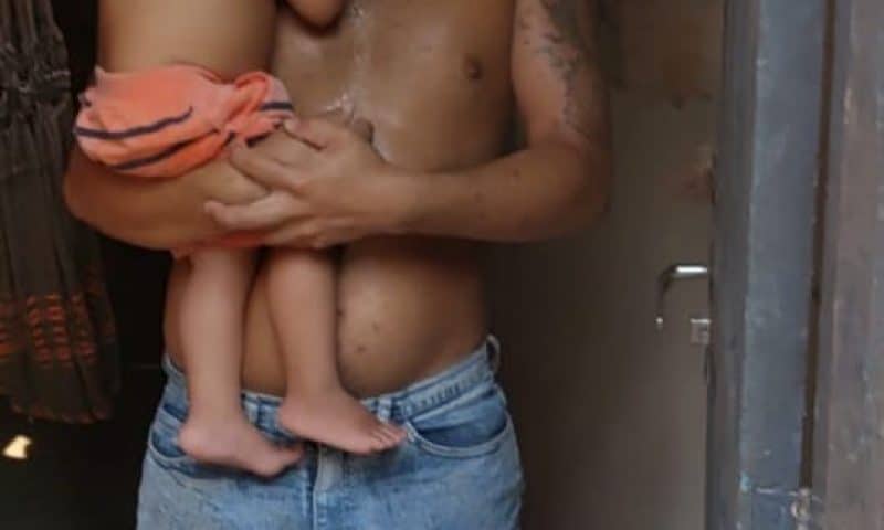 Homem é preso ao tentar esconder drogas na fralda do filho de 1 ano em Manaus
