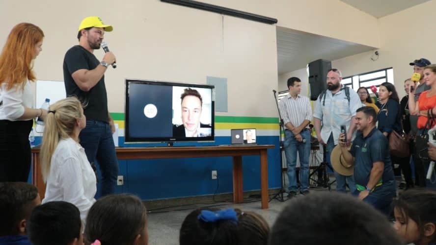 Em visita à escola no Careiro da Várzea, ministro fala da importância da internet estudantes