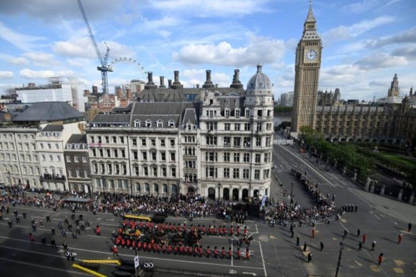 Fila para ver corpo da rainha Elizabeth II tem 5 quilômetros em Londres