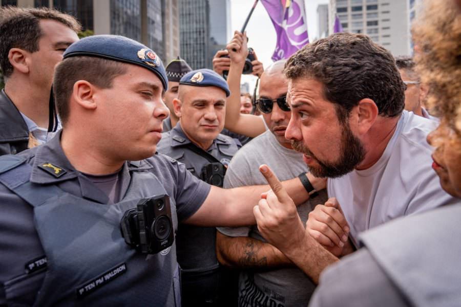 Guilherme Boulos sendo abordado por policiais militares após acusação de agressão