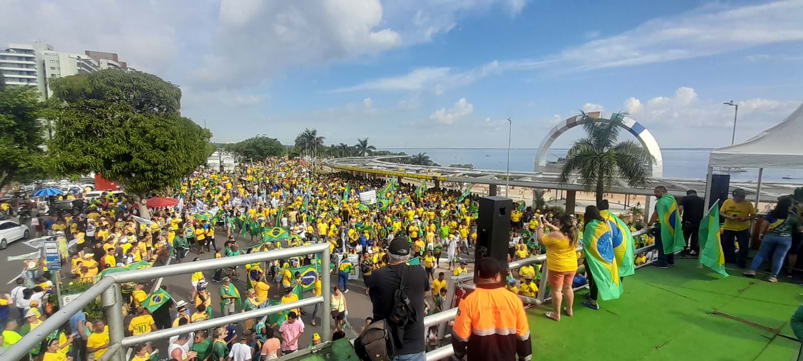 Movimentos de direita realizam ato pró-Bolsonaro em Manaus; veja vídeo