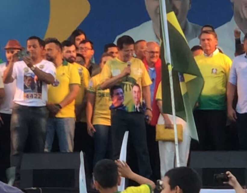 Vídeo: Alfredo Nascimento é vaiado em comício de Bolsonaro em Manaus