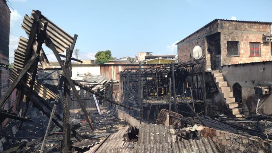 Três casas são destruídas por incêndio de grandes proporções no Japiim