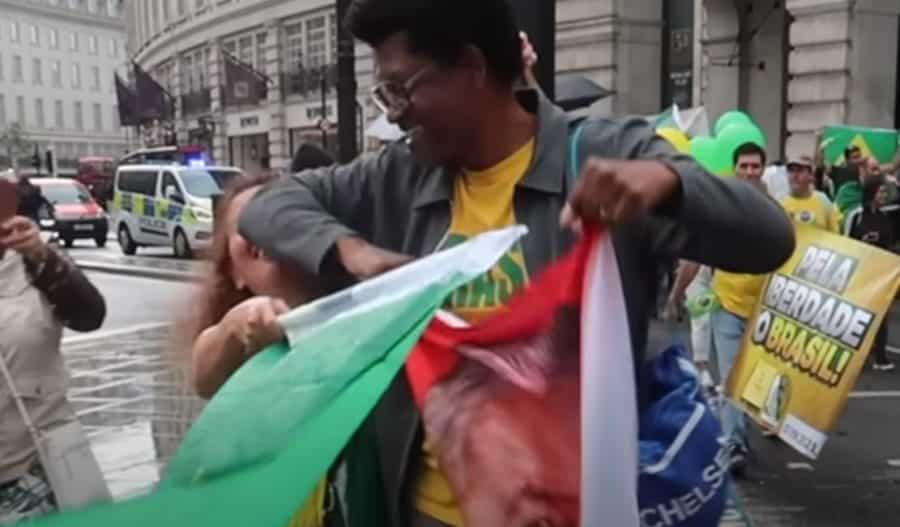 Vídeo: apoiador de Lula dá cotovelada em mulher durante ato pró-Bolsonaro, em Londres