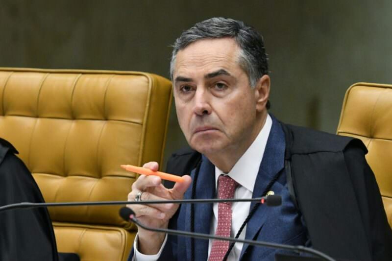 Parlamentares protocolam pedido de investigação contra ministro Barroso