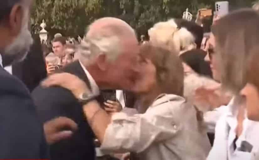 Vídeo: mulher beija o rei Charles III: 'ele é perfeito'