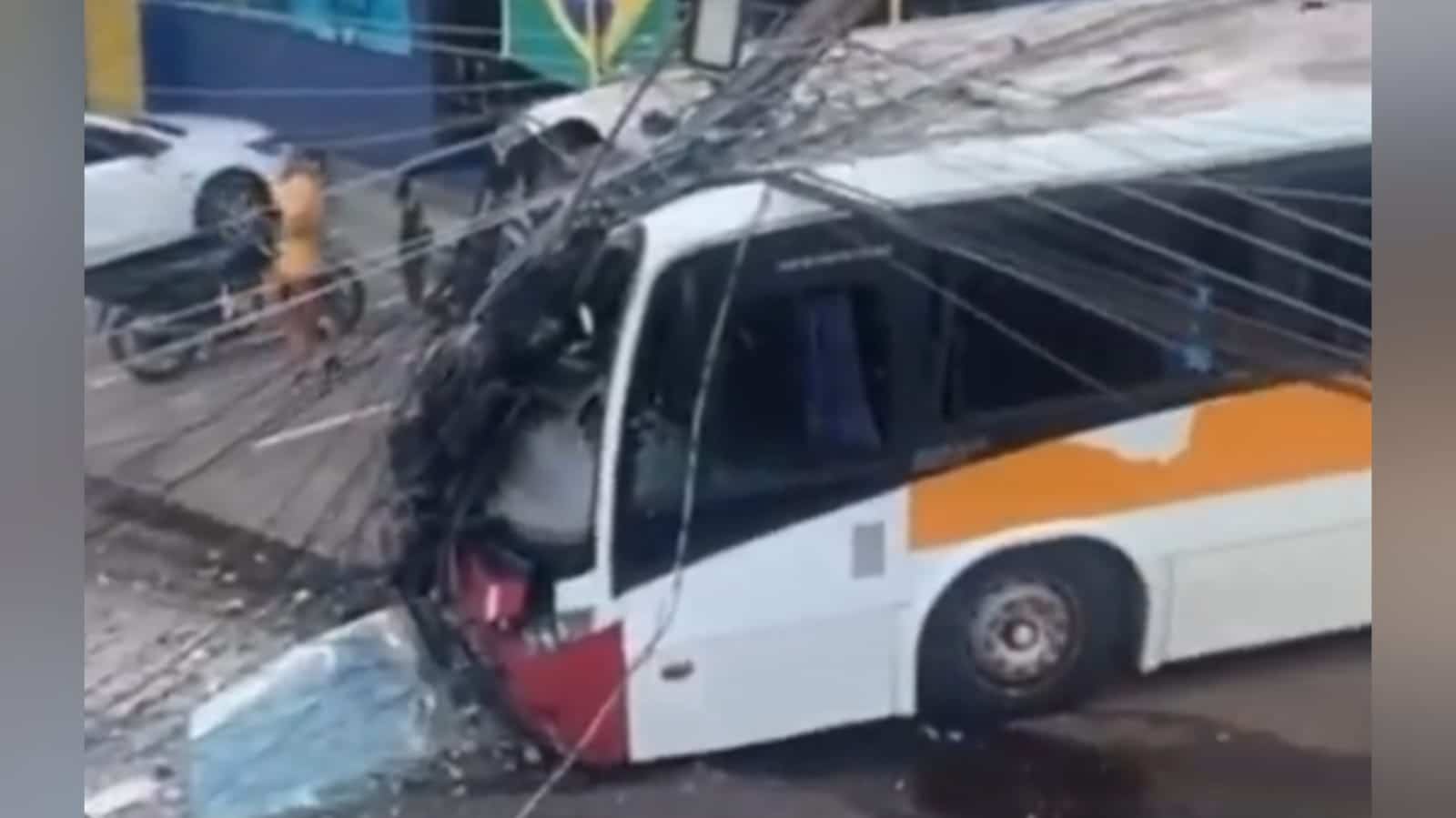 Motorista perde controle e ônibus escolar com 30 crianças bate em poste no interior do AM