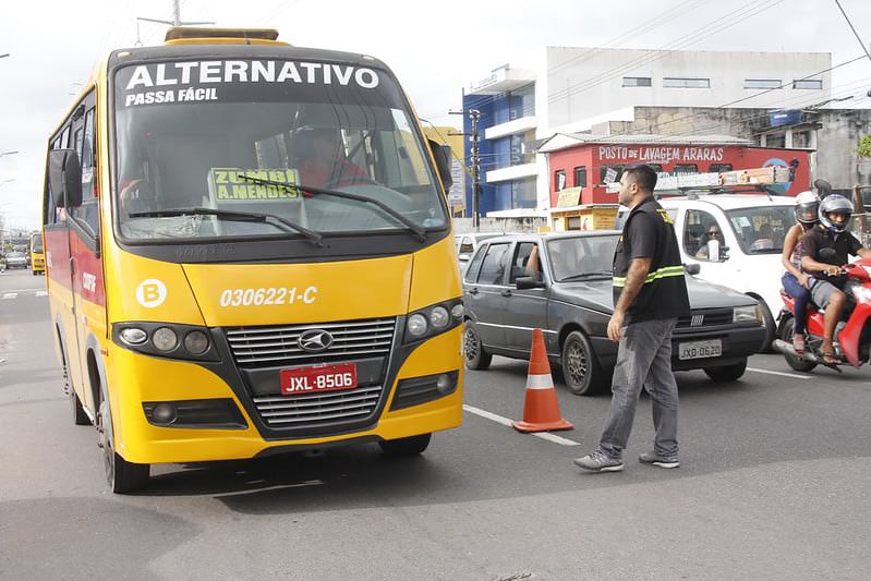 'Amarelinho' desgovernado bate em poste e deixa passageiros lesionados na Autaz Mirim