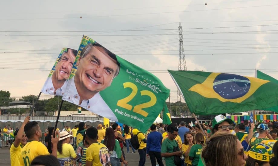 apoiadores aguardam comício de Bolsonaro