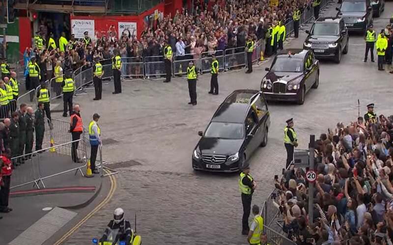 Com aplausos, corpo de Elizabeth II chega a Edimburgo, capital da Escócia: vídeo
