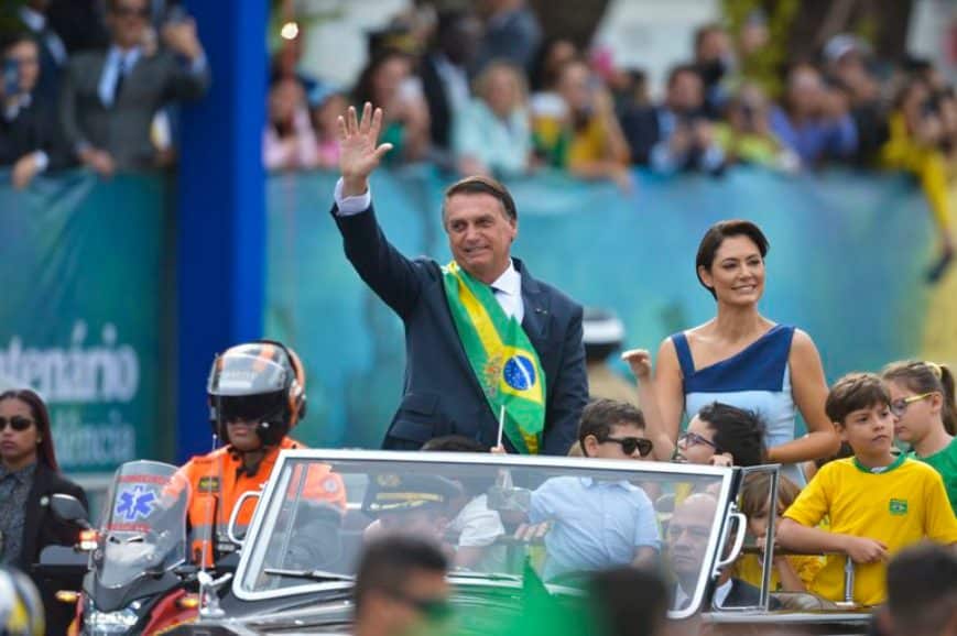 ebc_07_setembro_mcamgo_Bolsonaro levanta bandeira com frase 'Brasil sem aborto' em desfile