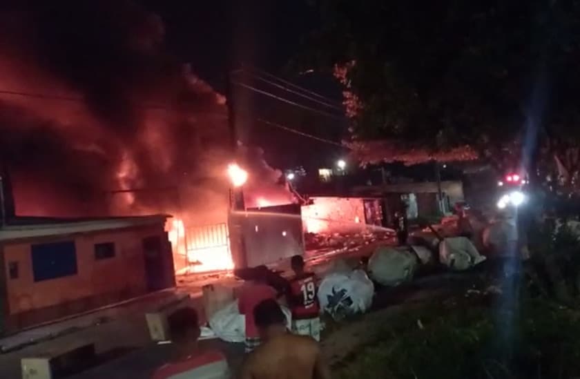 Incêndio de grandes proporções atinge casas na zona norte de Manaus; veja vídeos