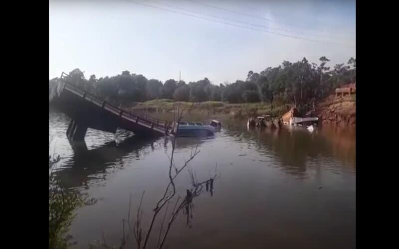 Lancha tenta resgatar vítimas de acidente na BR-319 e acaba afundando; veja vídeo