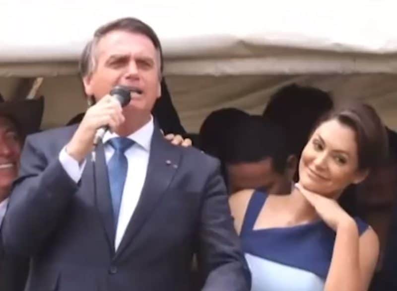 Bolsonaro puxa coro de 'imbrochável' e pede ao povo que compare Michelle a outras primeiras-damas
