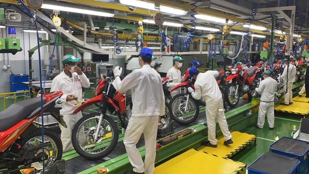 Opção de mobilidade para milhões de brasileiros, fábrica produz 14 milhões de motocicletas no país