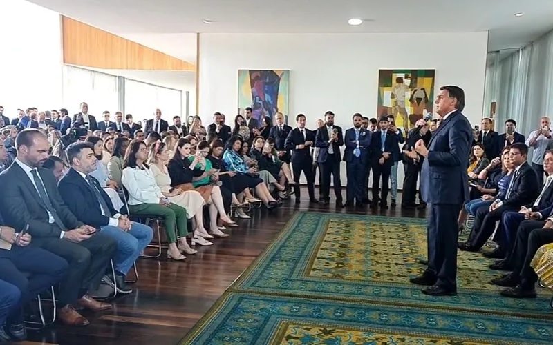 Bolsonaro recebe deputados federais reeleitos no Palácio da Alvorada