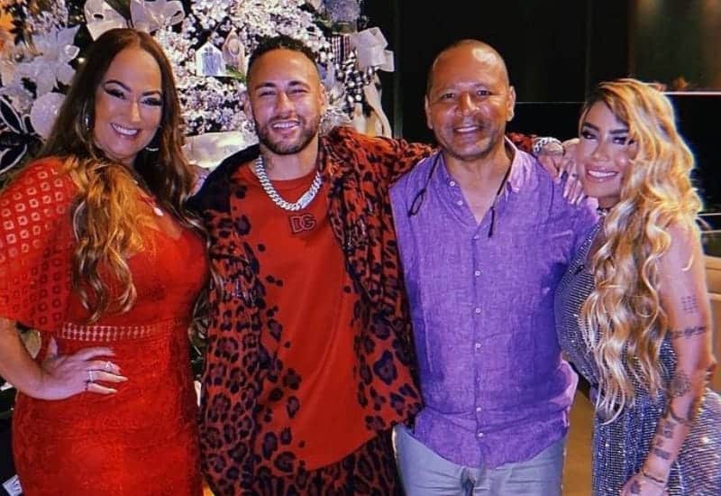 Da esquerda para direita: Nadine Santos (mãe) Neymar Júnior, Neymar Santos (pai) e Rafaella Santos (irmã)