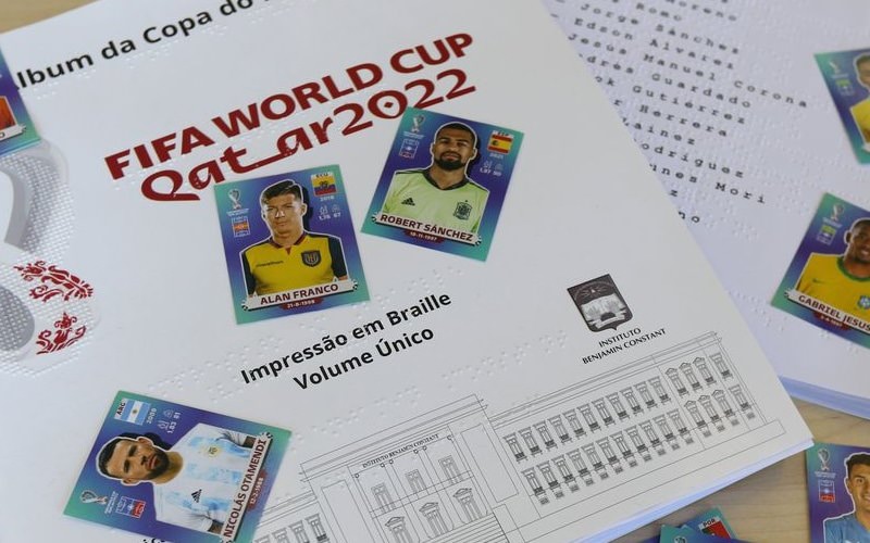 Pessoas com deficiência visual ganham álbum da Copa em braille