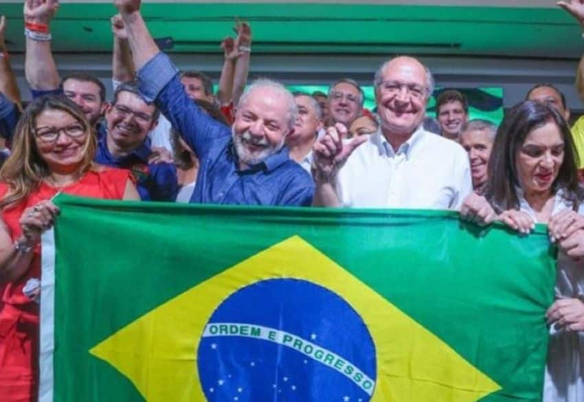 Lula ao lado de Geraldo Alckmin e suas respectivas esposas