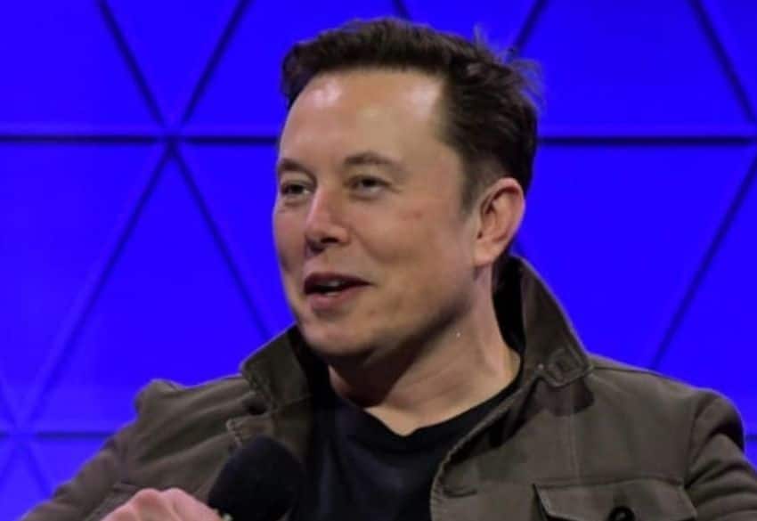 Elon Musk reativa contas de jornalistas no Twitter