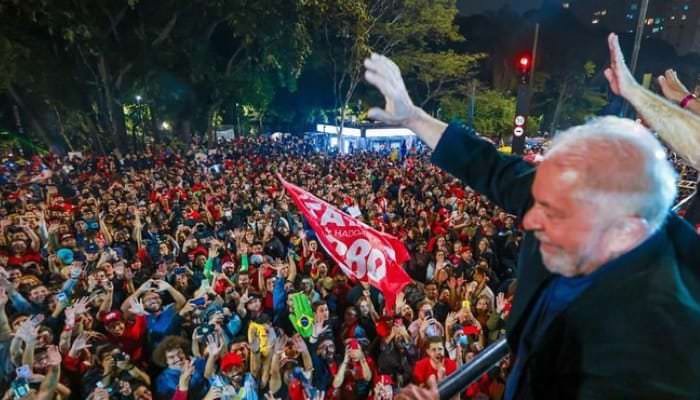 Lula em discurso para apoiadores na na Avenida Paulista