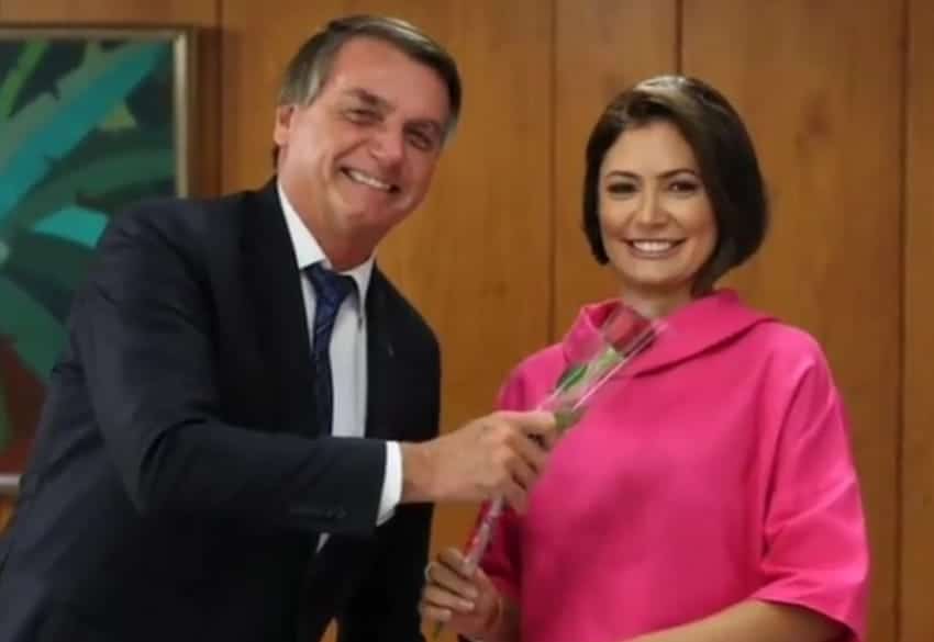 Michelle e o presidente Jair Bolsonaro se conheceram em 2007 mas apenas em 2013 oficializaram a união em uma bela cerimônia de casamento no Rio de Janeiro