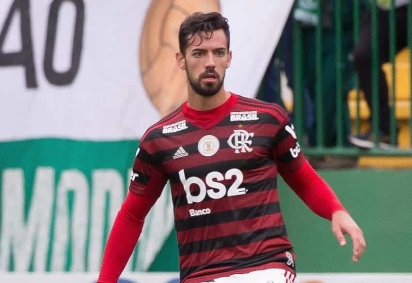 Pablo Marí, ex-jogador do Flamengo, é esfaqueado em ataque na Itália