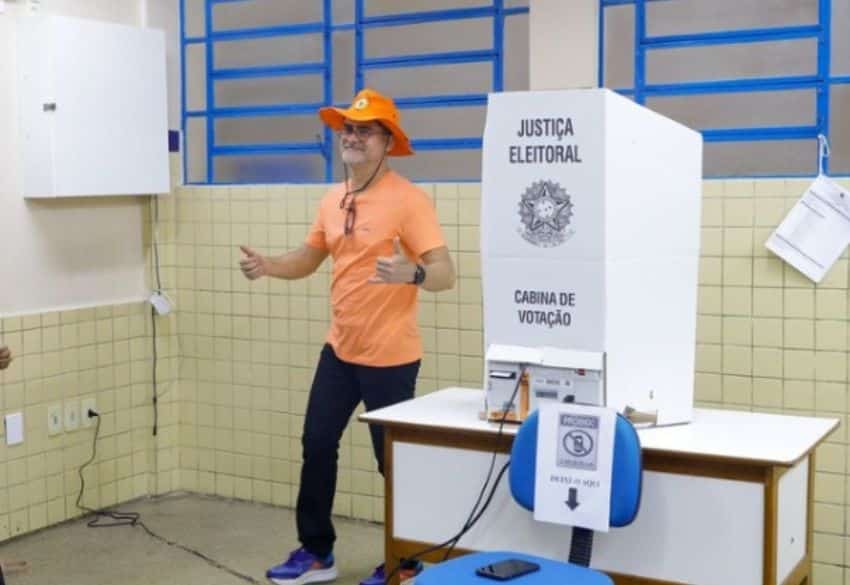 Prefeito de Manaus vota pela manhã e convoca a população para ir às urnas neste domingo