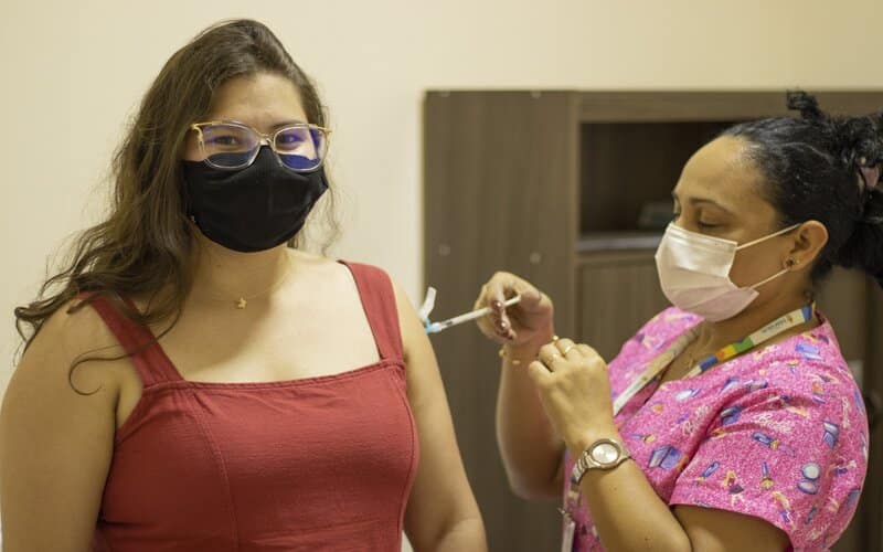 Covid-19: dez pontos de vacinação são ofertados  neste sábado