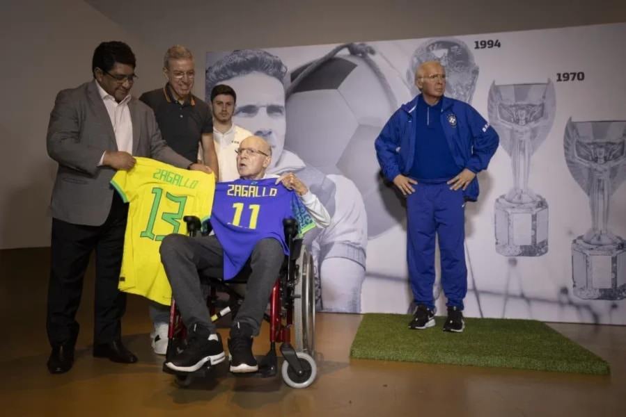 Às vésperas da Copa do Mundo, Zagallo ganha estátua de cera no museu da seleção