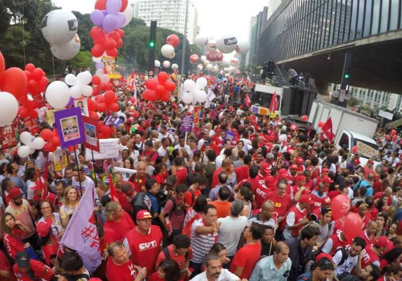 PT reserva Avenida Paulista para possível festa da vitória em primeiro turno