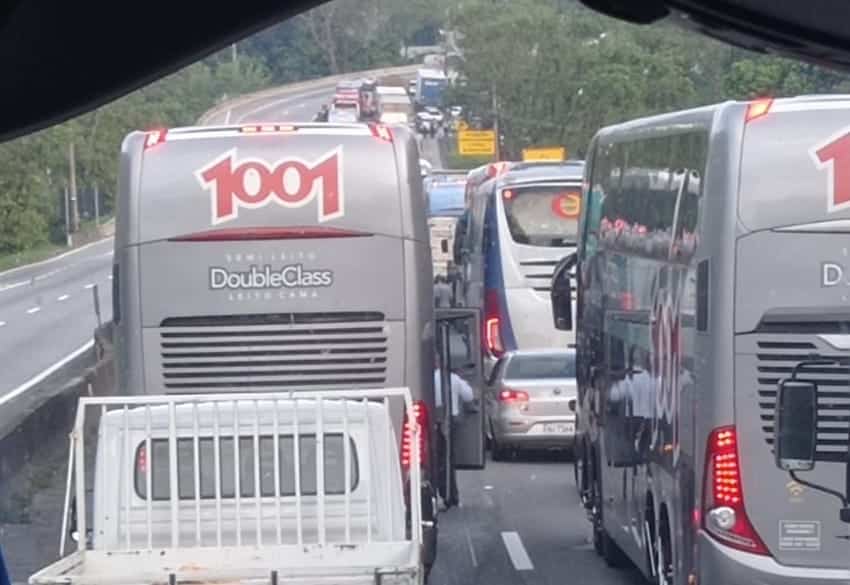 Caminhoneiros apoiadores de Bolsonaro bloqueiam rodovias de todo o país em forma de protesto