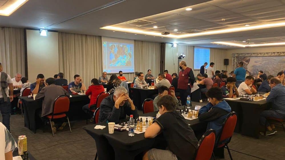 Iniciantes e grandes mestres se enfrentam no campeonato internacional de xadrez, em Manaus