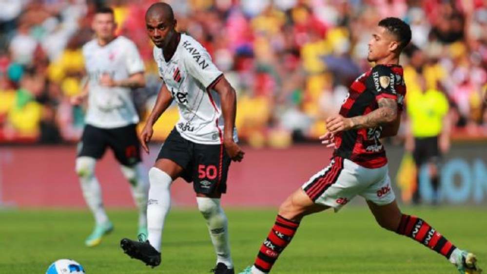 Fernandinho lamenta 'adversidades', mas se diz orgulhoso após vice do Athletico