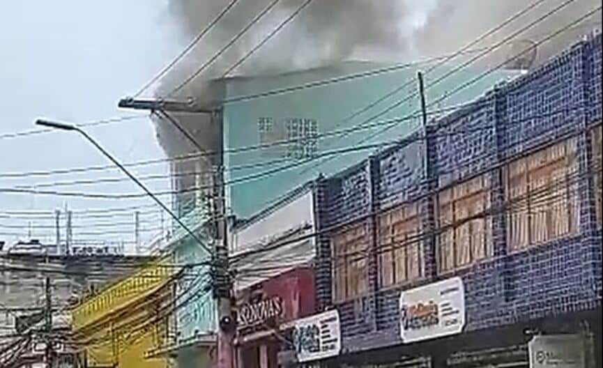 Vídeo: prédio comercial é atingido por incêndio no Centro de Manaus