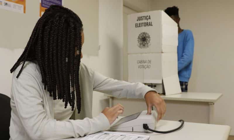 Em duas seções, eleitores votaram de forma manual no Amazonas