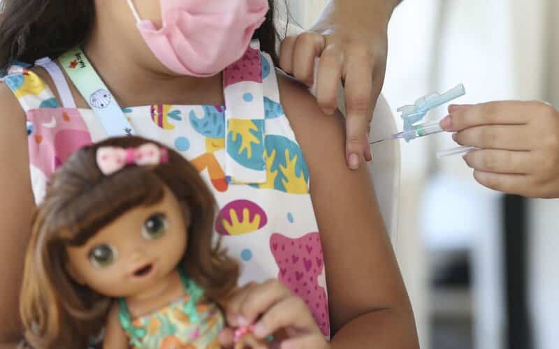 Crianças de 10 a 14 anos de 521 cidades vão ser vacinadas contra a dengue, diz ministério