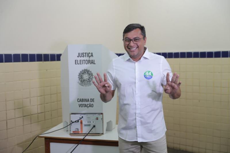 ‘Confiamos na decisão do povo’, diz Wilson Lima ao chegar em escola de votação