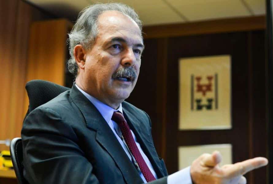 Aloizio Mercadante afirma que ministro da Defesa será um civil