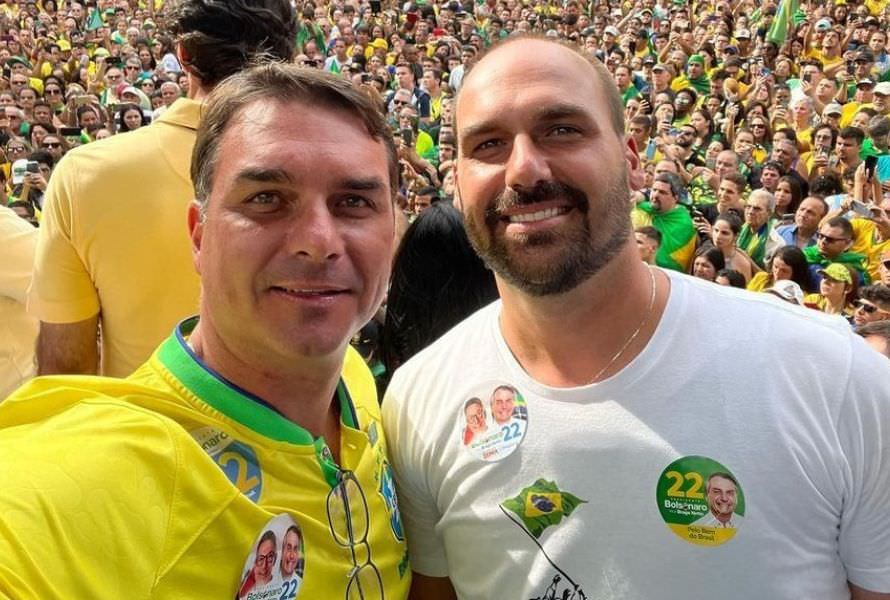 Os irmão são filhos do casamento de Jair Bolsonaro com Rogéria Bolsonaro, de 62 anos ex-esposa do presidente