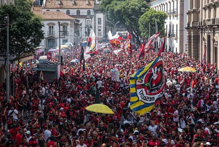 Flamengo comemora títulos com multidão pelas ruas do Rio de Janeiro