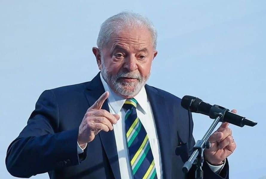 Lula recebe alta hospitalar após procedimento na laringe